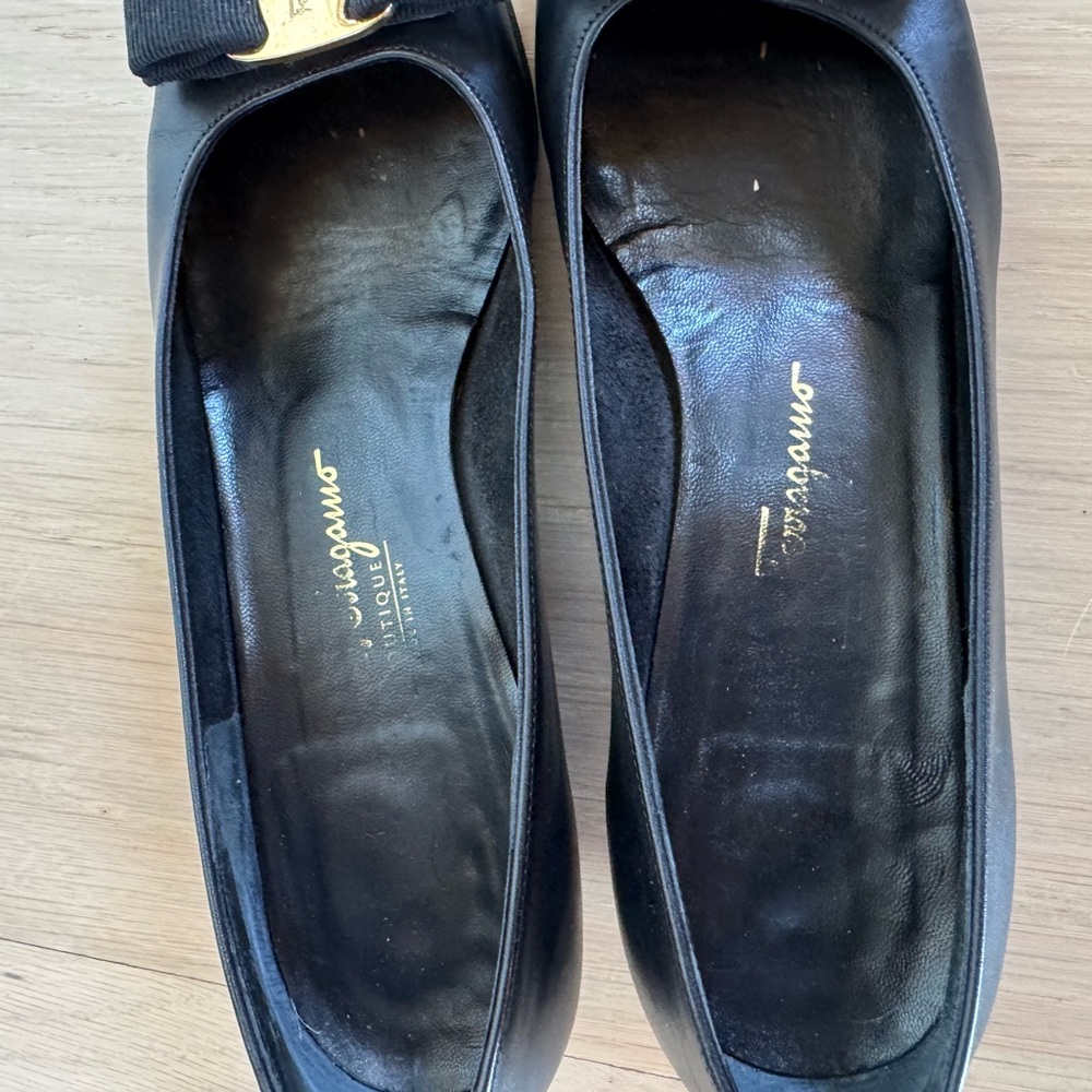 Salvatore Ferragamo Womens Black Patent Vara Pumps Black Goldtone Bow Size 8.5 - Picture 4 of 6